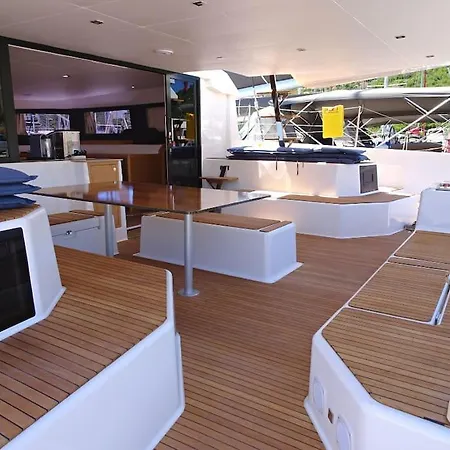 Marina Yacht Charter 보트호텔 로시냐노 솔바이