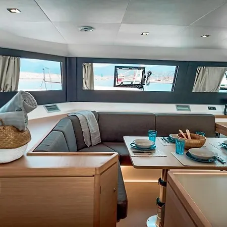 Marina Yacht Charter 보트호텔