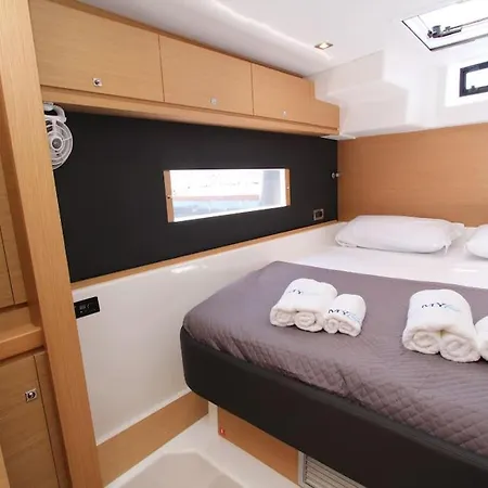 Marina Yacht Charter 보트호텔 로시냐노 솔바이