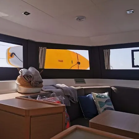 Marina Yacht Charter 보트호텔