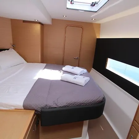 보트호텔 Marina Yacht Charter *
